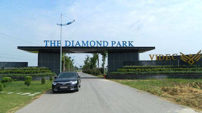 10 năm trước, Dự án xây dựng Khu nhà ở cho người thu nhập thấp The Diamond Park ở xã Tiền Phong, huyện Mê Linh (Hà Nội) được kỳ vọng sẽ giúp hàng nghìn công nhân ở các khu công nghiệp, cũng như các đối tượng chính sách xã hội tại đây có những ngôi nhà giá rẻ, hiện đại.