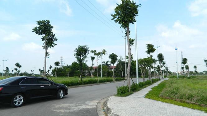 Vậy, tại sao The Diamond Park không có tên dự án nhà ở thương mại ngay từ đầu mà lại dán mác dự án “nhà ở cho người thu nhập thấp”. Theo thông tin chúng tôi nắm được, tại quyết định số 2792/QĐ-UBND ngày 31/7/2018 của UBND tỉnh Vĩnh Phúc, chủ đầu tư dự án đã được hưởng ưu đãi về thuế thu nhập doanh nghiệp, miễn tiền sử dụng đất, miễn tiền thuê đất, hỗ trợ chi phí bồi thường giải phóng mặt bằng và san lấp mặt bằng… Với diện tích 16,8 ha đất, chủ đầu tư chỉ phải nộp khoảng 60 tỷ đồng tiền thuê và sử dụng đất với giá 2.975 đồng/m2/năm. Đến nay, tập đoàn Videc đã nộp khoảng 14 tỷ đồng. Trong khi đó, căn cứ theo thông tin từ chủ đầu tư và đơn vị mở bán, hiện tại chủ đầu tư đã thu lại cả nghìn tỷ đồng từ việc bán sản phẩm.