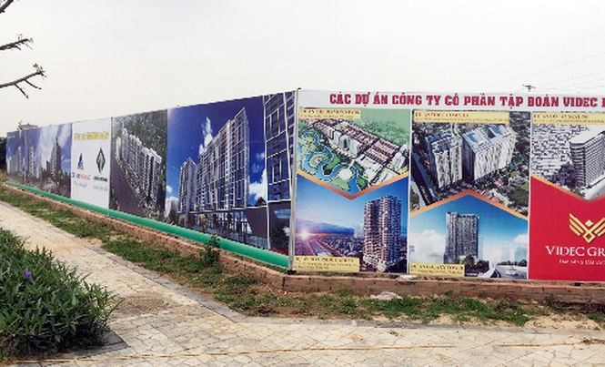 Cũng theo các chuyên gia bất động sản, kể cả khi Diamond Park là nhà ở thương mại thì diện tích quy hoạch của dự án vẫn chưa chính xác. Theo Nghị định 100 của Chính phủ về phát triển quản lý nhà ở xã hội, đối với dự án nhà ở thương mại có diện tích trên 10 ha, chủ đầu tư phải dành khoảng 20% diện tích để xây dựng NƠXH. Nhưng Diamond Park chỉ có khoảng 10% (tương đương 17.000 m2). Năm 2017, sau lần thứ hai phê duyệt đồ án điều chỉnh tổng thể quy hoạch, dự án không những không được điều chỉnh điểm bất hợp lý này mà còn được chấp thuận bản quy hoạch khi diện tích NƠXH bị “ăn bớt” một nửa.