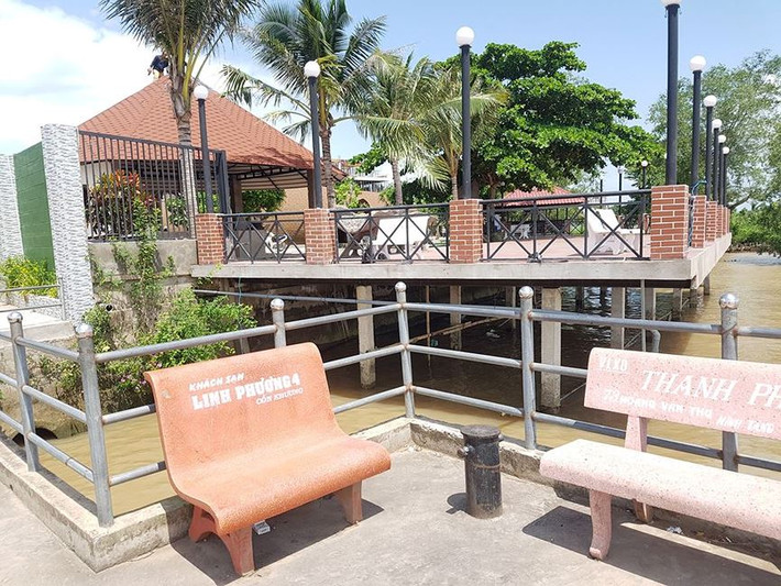 Hạng mục này được xây dựng kiên cố bằng trụ bê tông cốt thép, đóng cọc chiếm lấn ra ngoài giữa con rạch vốn là nơi nước từ sông Hậu chạy ra vào từ bao đời nay ở khu vực Cồn Khương.