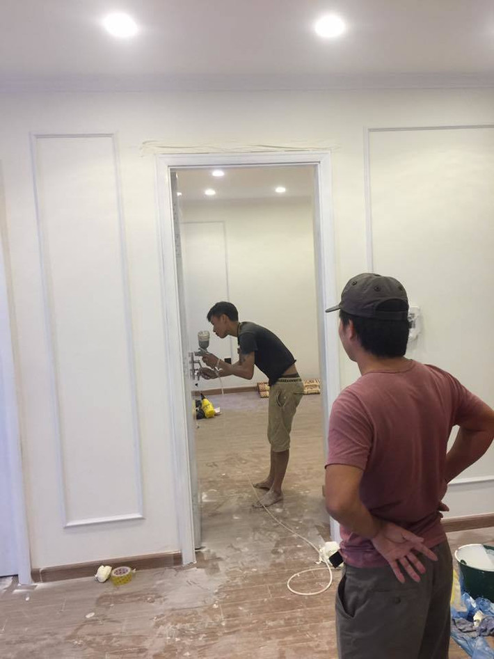 Nhiều nhân công được huy động để thi công căn nhà