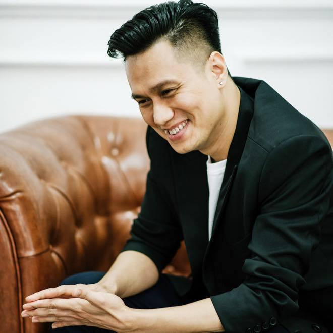 Ngôi nhà của diễn viên Việt Anh nằm tại một khu chung cư cao cấp ở nội thành Hà Nội. Căn nhà có nội thất sang trọng và màu trắng là tông chủ đạo.