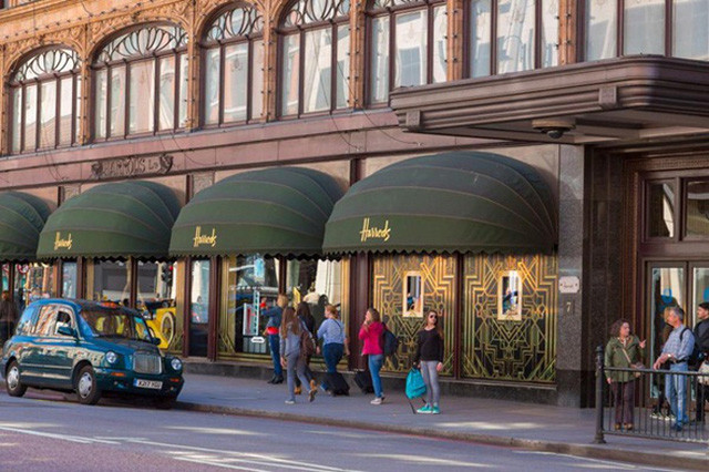 Căn hộ ở rất gần trung tâm thương mại Harrods, vị trí đắc địa giúp chủ nhân thuận tiện mua sắm.