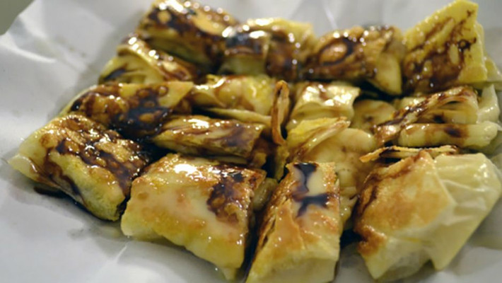 Prata là một kiểu bánh kếp đơn giản được rưới sữa đặc cùng siro chocolate mang lại hương vị ngọt ngào và thoang thoảng mùi sữa. Ngoài ra, prata hương chuối cũng là một trong những vị bánh phổ biến và được yêu thích. Các thực khách có thể dễ dàng tìm mua loại bánh này tại hàng trăm quầy bán bánh dọc theo các con đường ở thành phố Bangkok.