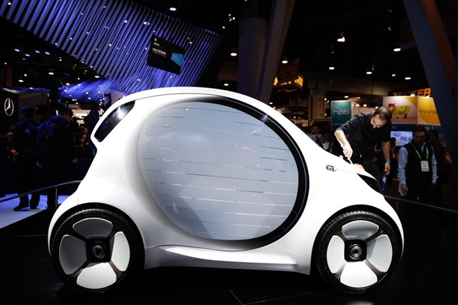 Mẫu concept Vision EQ được hãng Smart đưa tới triển lãm. Kiểu dáng bên ngoài độc đáo, khác lạ, Vision EQ được kiểm soát bởi thiết bị di động của người sử dụng hoặc bằng giọng nói. Chiếc xe chạy hoàn toàn bằng điện với cục pin 30kWh.