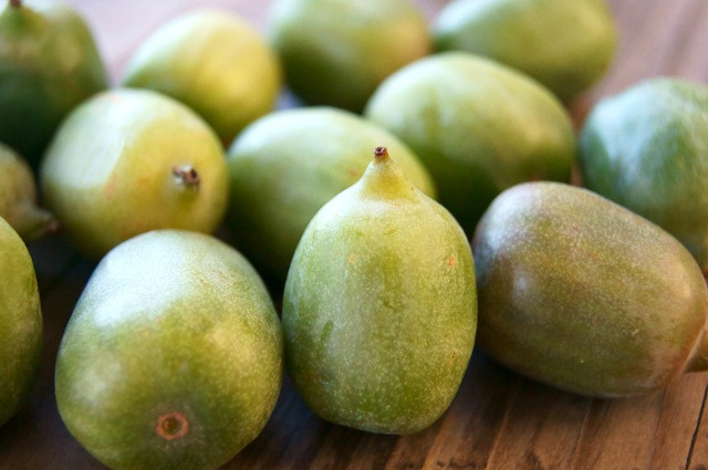 Kiwi berry tí hon chỉ bằng trái nho có một màu xanh ngọc sáng lẫn với hạt nhỏ màu đen. Khác với những trái kiwi to thông thường, những trái kiwi tí hon này không có lông bề ngoài xù xì mà có lớp vỏ ngoài trơn và có thể ăn được cả vỏ.