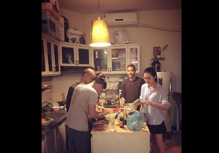 Phòng khách chật chội, đơn giản thế nhưng lại toát lên vẻ ấm cúng.