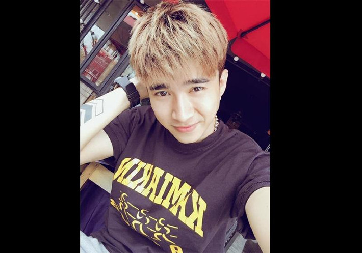 Chi Dân tên thật là Nguyễn Trung Hiếu, khi vừa bước chân vào con đường nghệ thuật, anh là thành viên của một nhóm nhạc nam nhưng không được quá nhiều sự chú ý của khán giả.
