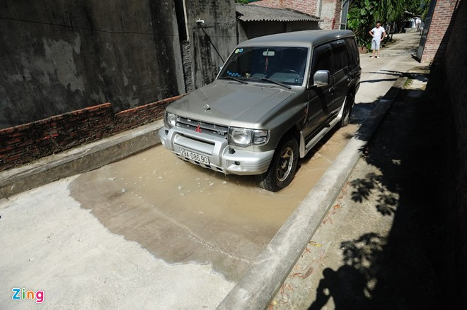Xe ra vào một trang trại lợn ở huyện Sóc Sơn (Hà Nội) phải qua bể khử trùng nhằm tránh dịch bệnh cho cả đàn.
