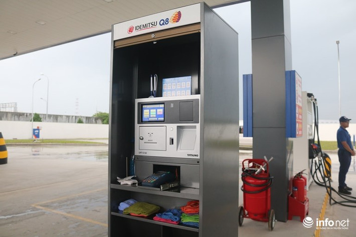 Trạm xăng IQ8 còn có hệ thống thanh toán thẻ POS, cho phép người mua không cần trả tiền mặt mà có thể thanh toán bằng thẻ ATM.