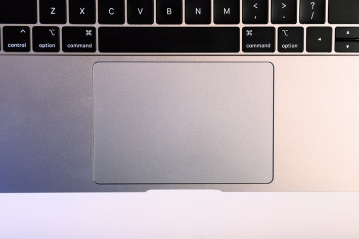 3. Force Touch là một bổ sung không cần thiết. Nó không hữu ích như trên iPhone. Chức năng cao giá này ở MacBook Air khiến chi phí tăng lên đáng kể.