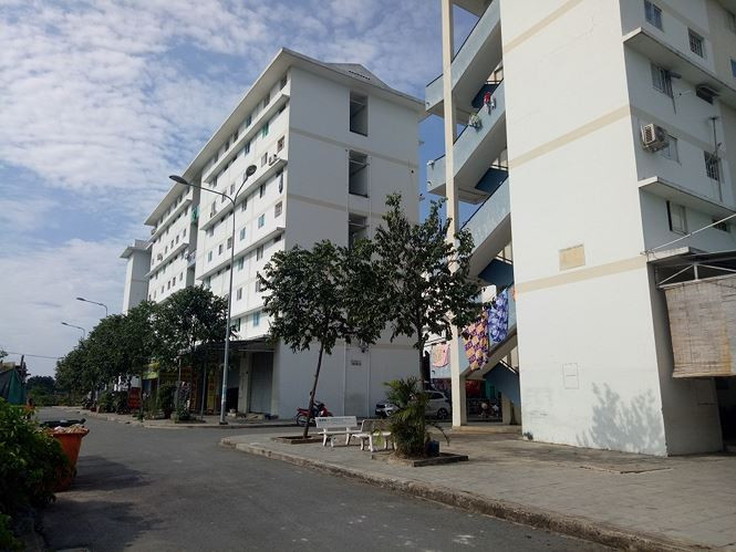 Liên quan đến vấn đề cấp sổ đỏ, đại diện lãnh đạo Becamex cho hay việc chậm trễ trong vấn đề cấp sổ cho người dân có nhiều nguyên nhân, nhưng nguyên nhân khách quan chính là Luật Đất đai thay đổi. Theo đó, Luật Đất đai 2013 quy định, muốn cấp sổ thì dự án phải hoàn thiện xong hệ thống cơ sở hạ tầng.