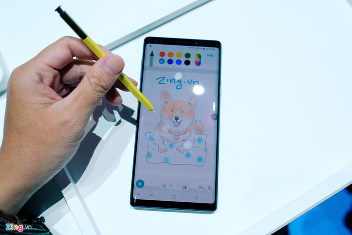 Sở hữu đầy đủ tính năng như mọi chiếc S Pen trước - S Pen luôn là điểm nhấn tạo nên chất riêng cho dòng sản phẩm Galaxy Note. Trên Note9, bút vẫn được trang bị đầy đủ tính năng bao gồm viết, vẽ, xóa, ghi chú và đánh dấu nội dung quan trọng.