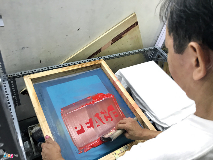 Những chiếc áo được đích thân ông Đức chế tác. Chữ "Peace" nghĩa là hòa bình là chủ đề được in trên nhiều chiếc áo của ông.