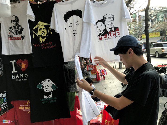 "Những chiếc áo có hình ông Trump và ông Kim Jong Un đặc biệt thu hút các vị khách quốc tế, đặc biệt là người Hàn Quốc" - một nhân viên cửa hàng chia sẻ.