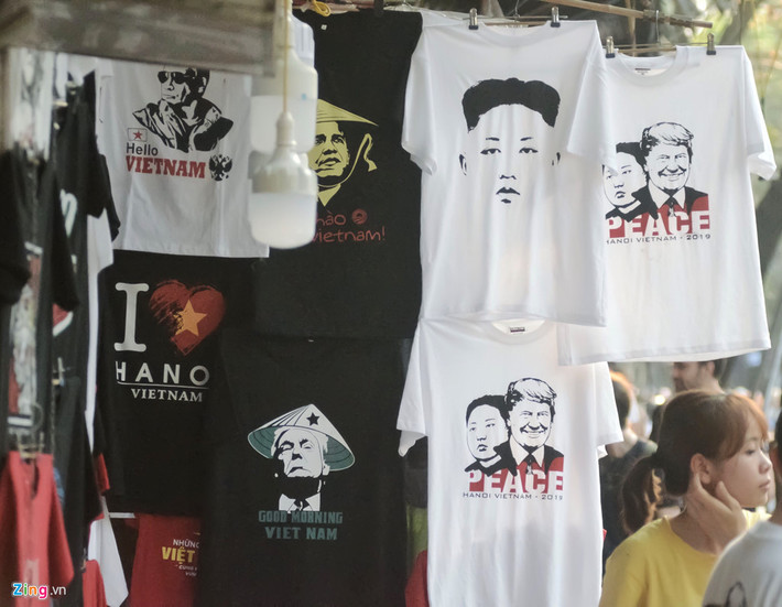 Một chiếc áo phông có hình Tổng thống Mỹ Donald Trump và Chủ tịch CHDCND Triều Tiên Kim Jong Un có giá 100.000 đồng.