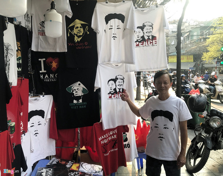 Ông Trương Thanh Đức, chủ cửa hàng quần áo trên, cho biết ngay khi có thông tin về cuộc thượng đỉnh Mỹ - Triều sẽ được tổ chức tại Việt Nam, ông đã có ý tưởng in hình Tổng thống Mỹ Donald Trump và Chủ tịch CHDCND Triều Tiên Kim Jong Un lên áo để bán.