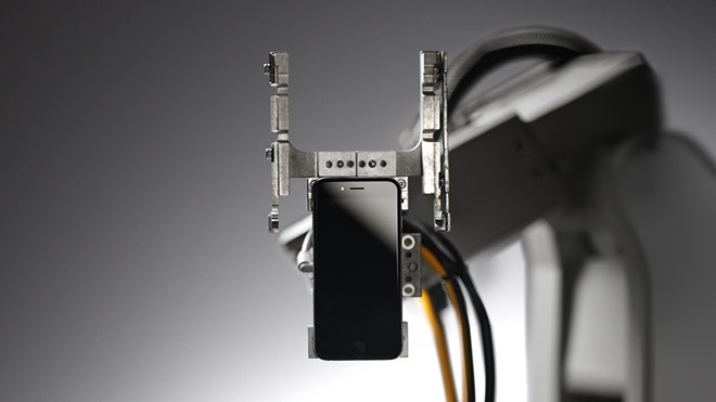 Đây không phải lần đầu tiên Apple dùng robot để tái chế iPhone. Năm 2016, hãng này lần đầu tiên giới thiệu cỗ máy robot cỡ lớn có tên Liam.