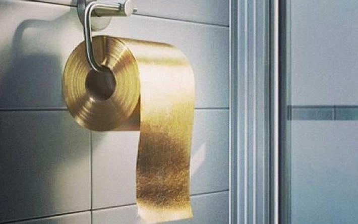 Cuộn giấy vệ sinh được làm bằng vàng chứng tỏ "đẳng cấp" của giới siêu giàu.