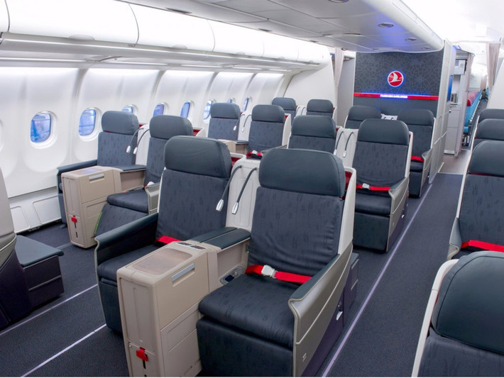 6. Turkish Airlines Hãng hàng không quốc gia Thổ Nhĩ Kỳ Turkish Airlines được coi là một trong những hãng tốt nhất tại châu Âu. Hạng thương gia của Turkish Airlines được đánh giá cao nhất trong số các hãng hàng không tại châu lục này. Hành khách đi hạng này được hưởng nhiều dịch vụ đẳng cấp như ghế ngồi massage và đồ ăn xa xỉ.