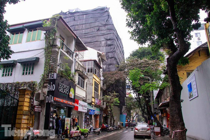 Ông Thức cho biết, những năm trước phố Nhà Thờ, Nhà Chung chỉ được xây cao tối đa 4 tầng, thậm chí không cho xây thêm tum vì lo ngại hạng mục đó sẽ biến thành tầng 5 và mọi người đều chấp hành nghiêm túc, kể cả Trung tâm bồi dưỡng chính trị của quận Hoàn Kiếm cũng xây 4 tầng. Tuy nhiên, theo ông Thức thời gian gần đây có thông tin phố Nhà Thờ, Nhà Chung là phố cũ không phải phố cổ nên được xây lên 6 tầng.