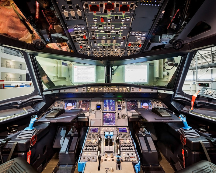 Khoang buồng lái của tàu bay Airbus A321, nơi hệ thống điều khiển bay sử dụng hoàn toàn tín hiệu điện. Ảnh: New York Times.