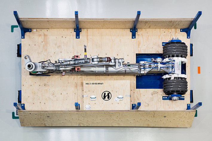 Bánh xe, một phần của bộ phận hạ cánh của máy bay Airbus A321. Ảnh: New York Times.