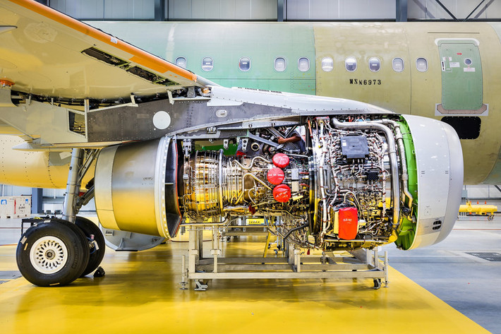 Mỗi động cơ V250 của Airbus A321 nặng xấp xỉ 2,4 tấn và tạo ra lực đẩy từ 106.000 đến 146.000 Newton mỗi khi cất cánh. Ảnh: New York Times.