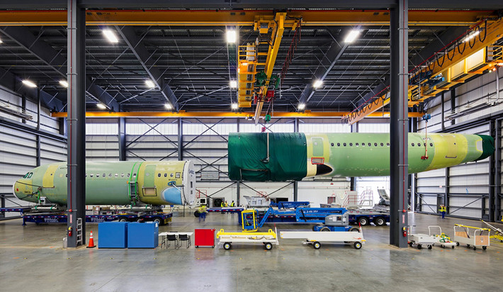 Airbus nổi tiếng với việc sản xuất từng bộ phận riêng lẻ của các dòng máy bay ở nhiều quốc gia như Pháp, Tây Ban Nha, Đức, xứ Wales, sau đó sẽ vận chuyển chúng đến một nơi cuối cùng để lắp ráp hoàn thiện. Trong ảnh là một tàu bay Airbus A321 đang được lắp ráp bên trong nhà máy tại thành phố Mobile, bang Alabama, Mỹ. Ảnh: New York Times.