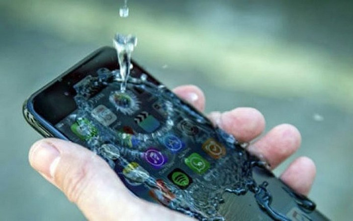 iPhone 7 là một trong những iPhone phổ biến nhất trên thế giới nhờ thiết kế đẹp và có 6 màu sắc khác nhau gồm Jet Black, Đen, Bạc, Vàng, Rose Gold, Red. Nó cũng là iPhone không thấm nước đầu tiên của Apple với khả năng chịu nước ở độ sâu 1m trong 30 phút.