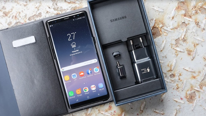 Chúng bao gồm một sạc, cáp, đầu chuyển micro USB - USB Type C, đầu chuyển USB Connector, tai nghe AKG, bộ núm tai nghe dự phòng và bộ ngòi bút S-Pen.