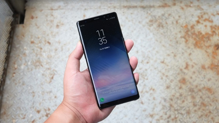 Những tính năng ấn tượng khác của mẫu điện thoại này còn bao gồm công nghệ quét mống mắt (Iris Scanner), công nghệ sạc không dây, cùng với đó là khả năng chống nước theo tiêu chuẩn IP68.