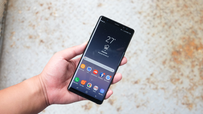 Cảm giác cầm Galaxy Note 8 trên tay khá đầy đặn, chắc chắn. Máy cầm cũng rất đầm tay và có cảm giác nặng hơn hẳn mẫu Galaxy Note 7 trước đây.