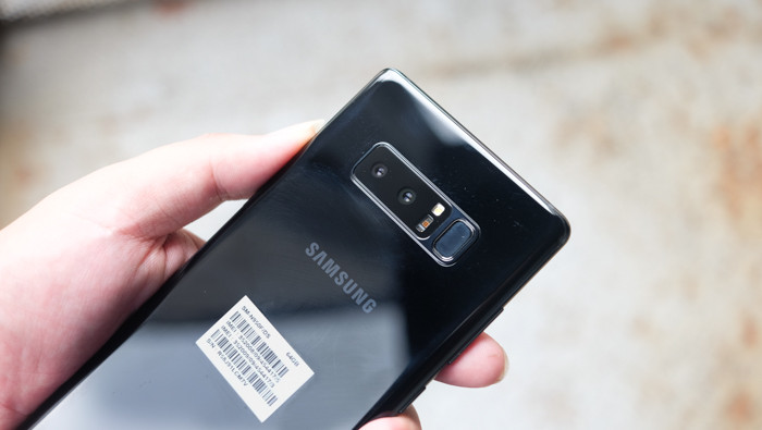 Một trong những nâng cấp đáng kể của Galaxy Note 8 là sự xuất hiện của camera kép ở mặt sau. Galaxy Note 8 cũng chính là mẫu smartphone đầu tiên của Samsung sở hữu camera kép.