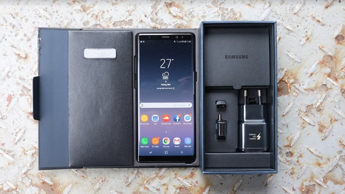 Đúng với tính chất của một dòng sản phẩm cao cấp. Galaxy Note 8 sở hữu một bộ phụ kiện kèm theo rất đầy đặn và ấn tượng.