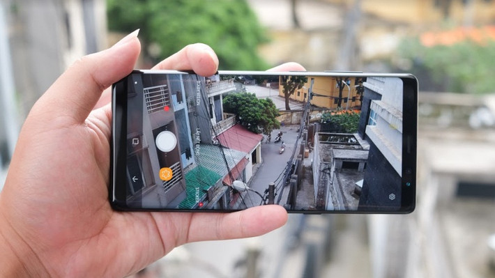 Hai camera này đều có độ phân giải 12 Mpx. Một trong số chúng có tiêu cự 26 mm, khẩu độ f/1.7, chiếc còn lại sử dụng ống kính 24 mm, f/2.4. Sự kết hợp này đem đến khả năng chụp hình xóa phông ấn tượng cho mẫu điện thoại của Samsung.