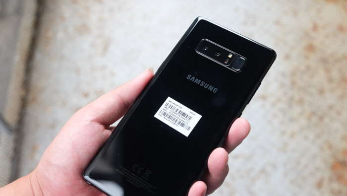 Chiếc điện thoại mà phóng viên VietNamNet có trong tay là phiên bản màu đen (Midnight Black) của Galaxy Note 8. Nó khá giống với phiên bản Jet Black của iPhone 7.