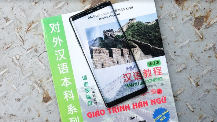 Người dùng sẽ phải bỏ ra 22.49 triệu đồng để có thể sở hữu một chiếc Galaxy Note 8. Máy sẽ được bán tại Việt Nam từ ngày 29/9 với hai phiên bản Đen huyền bí (Midnight Black) và Vàng hổ phách (Mapple Gold).