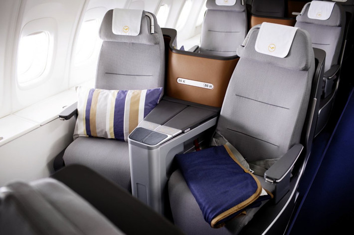 5. Lufthansa Hãng hàng không quốc gia Đức Lufthansa Lufthansa sở hữu khoang hạng thương gia ấn tượng với ghế ngồi có thể trải thành giường. Trên khoang này, hành khách có nhiều lựa chọn cho bữa ăn đẳng cấp và giải trí với hơn 100 bộ phim và 200 chương trình truyền hình bằng 8 thứ tiếng.