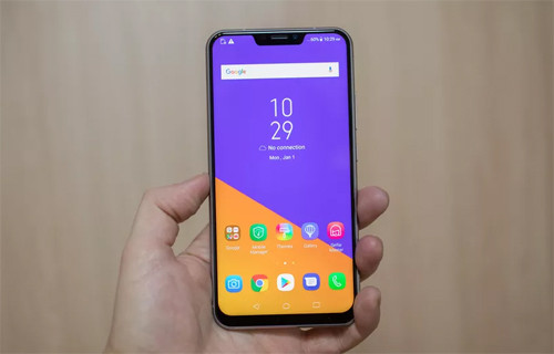Điều đặc biệt thu hút người xem đó là chiếc điện thoại tai thỏ giống hệt của iPhone X cũng bất ngờ xuất hiện trên hai thiết bị này. Vùng đen phía trên màn hình này được Asus dùng để đặt loa ngoài, camera và cảm biến. Ngoài thiết kế lấy khá nhiều cảm hứng từ iPhone X, Điểm khác biệt duy nhất của hai thiết bị tới từ phần cứng như xử lý Snapdragon 636, RAM 4 GB hoặc 6 GB và bộ nhớ trong 64 GB trên Zenfone 5. Trong khi đó Zenfone 5Z cao cấp với chip Snapdragon 845, RAM lên đến 8 GB và không gian lưu trữ tối đa 256 GB.