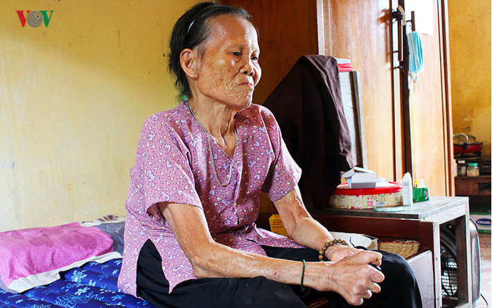 Cụ Lê Thị Liên (quê ở Gia Lâm, Hà Nội) sống trong căn phòng khoảng chừng 13m2 ở cuối dãy nhà. Trông thấy chúng tôi cụ tỏ ra rất vui mừng.