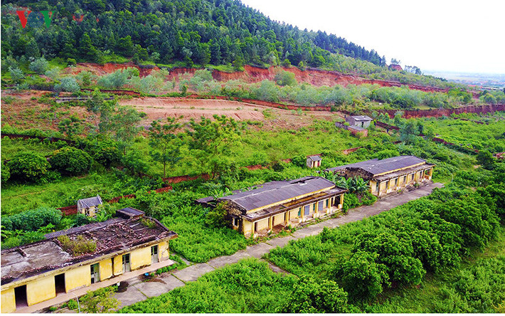 Trại phong Đá Bạc cách trung tâm TP. Hà Nội khoảng 50 km, ai muốn đến đây phải đi vào con đường duy nhất nhỏ hẹp, quanh co và rất gồ ghề, bụi bặm.