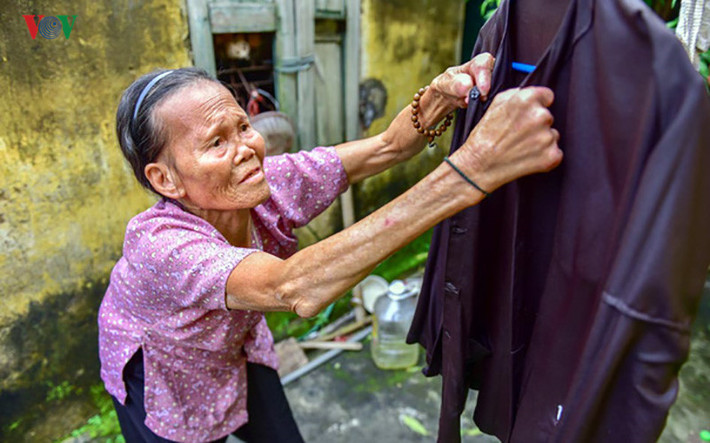 Cụ Lê Thị Liên chia sẻ: "Tôi vào đây từ năm 24 tuổi, cha mẹ tôi mất sớm, họ hàng, anh chị em xa lánh hắt hủi vì ngày đó nhiều người chưa biết về căn bênh này, cứ nói "phong hủi" là tránh xa".