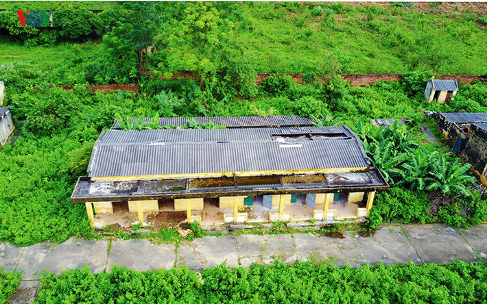 Đi đến nghĩa trang xã Minh Phú cũng là lúc những hình ảnh trại phong Đá Bạc mờ ẩn hiện ra, dãy nhà đổ nát này nằm nép mình dưới những ngọn đồi heo hút.