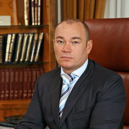 Alexander Ponomarenko Tổng tài sản: 3,3 tỷ USD Alexander Ponomarenko là Chủ tịch hội đồng quản trị của Sheremetyevo, sân bay lớn nhất ở Nga. Ông cũng là đồng sở hữu sân bay cùng tỷ phú Alexander Skorobogatko. H ợp tác ban đầu của 2 tỷ phú này là tại nhà máy sản xuất nước hoa ở Ukraine. 680 triệu USD được 2 nhà tỷ phú đầu tư để sửa chữa, nâng cấp sân bay Sheremetyevo.