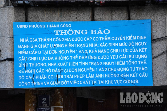 Trả lời báo chí, ông Nguyễn Huy Toản, Chủ tịch UBND phường Thành Công cho biết: “Phía phường cũng đã vận động các hộ dân di chuyển tránh nguy hiểm, nhưng họ không tin vào thẩm định cấp độ D của khu tập thể và yêu cầu thẩm định lại. Phường và quận đã kiến nghị lên thành phố, sắp tới sẽ tiến hành thẩm định lại“, ông Toản chia sẻ.