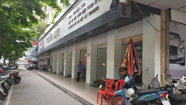 Duy nhất trung tâm bảo hành trên phố Giảng Võ (quận Ba Đình) đã hoạt động trở lại để xử lý sự cố cho khách hàng. Khác với những ngày trước đây, trung tâm bảo hành chỉ mở 1 cửa duy nhất để khách hàng ra vào. Hôm nay, tất cả các cánh xếp tôn đều được kéo lên, khách có thể ra vào từ tất cả các mọi cửa.