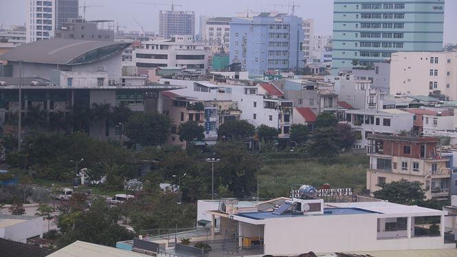 Dự án tòa tháp đôi trung tâm thương mại, khách sạn, văn phòng và căn hộ Viễn Đông Meridian Tower bỏ hoang lâu năm khiến người dân trong khu vực rất bức xúc. Dự án này, TP Đà Nẵng đang có chủ trương thu hồi toàn bộ với diện tích 11.170m2. Tuy nhiên, chủ đầu tư đang kiến nghị cho chuyển nhượng dự án để tiếp tục triển khai. Dự dự án này trước đó cũng từng chuyển nhượng một lần.