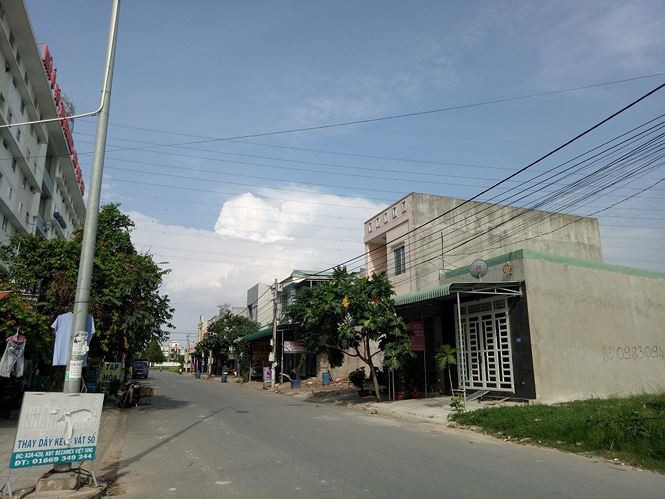 “Khi được giới thiệu mua đất, nhà ở, phía Becamex cam kết bằng hợp đồng nguyên tắc sẽ ra sổ sẽ ra sổ cho khách hàng trong thời hạn từ 6 đến 12 tháng. Chủ đầu tư cũng cam kết sẽ trả lãi cho người dân trong trường hợp không ra sổ đúng thời hạn. Tuy nhiên, từ năm 2014 mua nhà đến nay liên tục liên lạc qua điện thoại và tổ chức gặp trực tiếp chủ đầu tư đòi giấy chứng nhận quyền sử dụng đất vẫn chưa có”, một người dân sống tại khu dân cư Việt Sing nói.