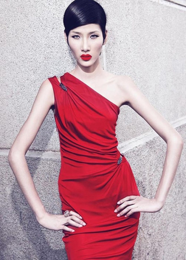 Một trong những bức ảnh dù đã cố gắng make up kỹ lưỡng, trang phục lựa chọn cẩn thận nhưng vẫn không giấu nổi vẻ gầy guộc của Hoàng Thùy.